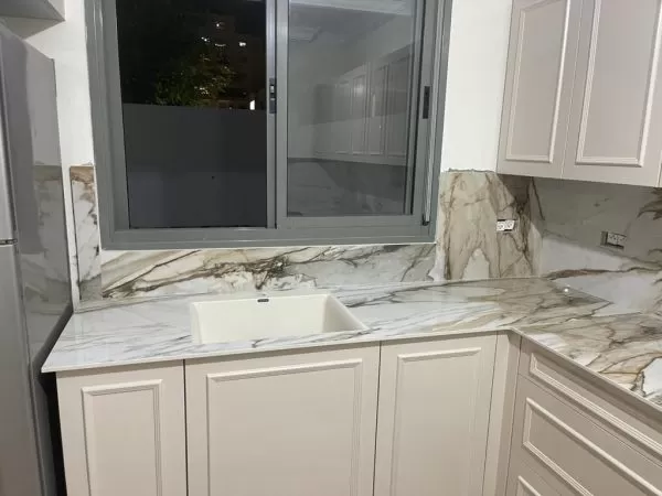 אולם תצוגה שיש גרניט