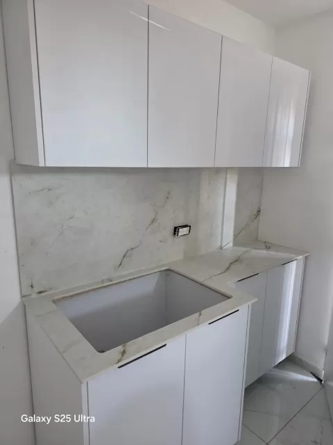 עבודות של ג'וליאן שיש עבודות של ג'וליאן שיש