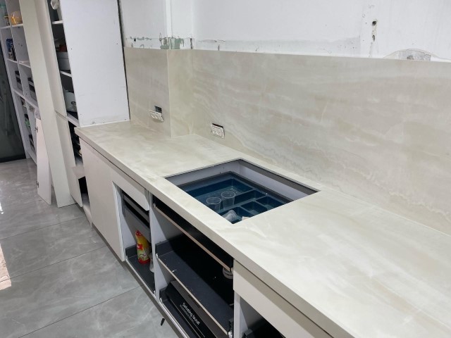 עבודות של ג'וליאן שיש עבודות של ג'וליאן שיש