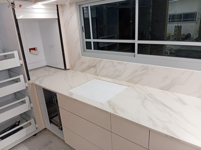 עבודות של ג'וליאן שיש עבודות של ג'וליאן שיש